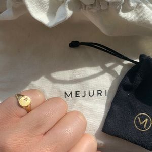 Mejuri star signet pinky ring